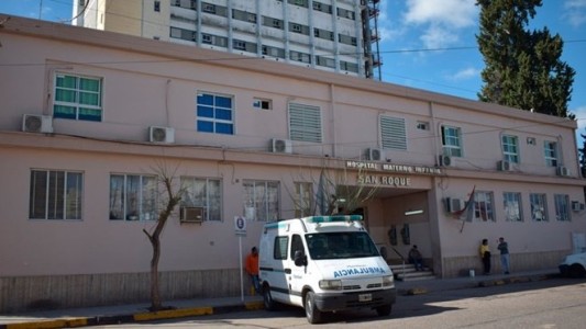 Un bebé murió tras caer al piso durante el parto: investigan negligencia de la partera