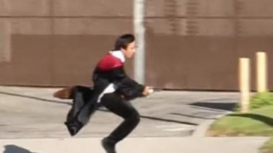 El increíble truco de un mago que puede volar con una escoba como en Harry Potter