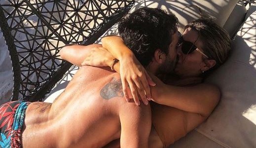 Laurita Fernández y Nicolás Cabré muy románticos en la playa