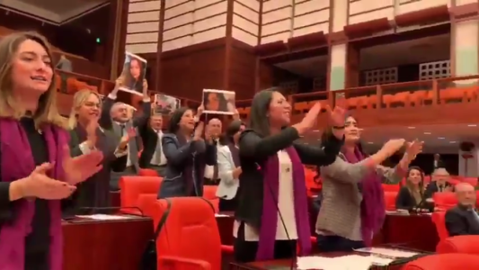 VIDEO: diputadas turcas cantan 'el violador eres tú' y desafían a las autoridades