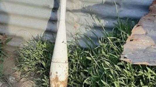 Hallan una bomba aérea "de vieja data" en el patio de una casa