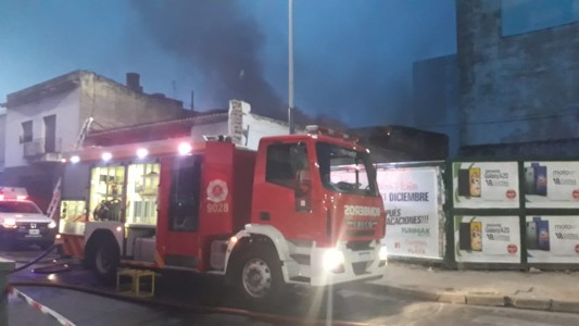Bomberos combatieron el incendio en la droguería del centro