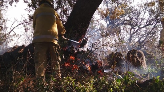 Continúa el incendio en Traslasierra: 45 evacuados