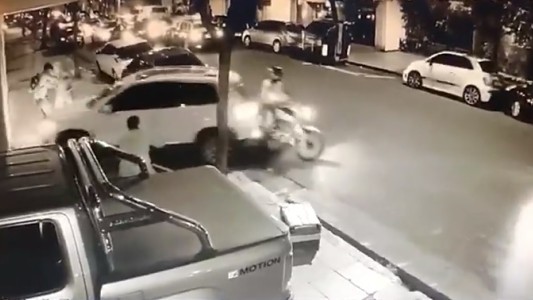 VIDEO: atropelló al ladrón que intentaba asaltar a su vecino