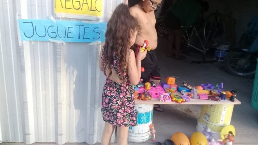 Son hermanos y sacaron sus juguetes en desuso para regalarlos