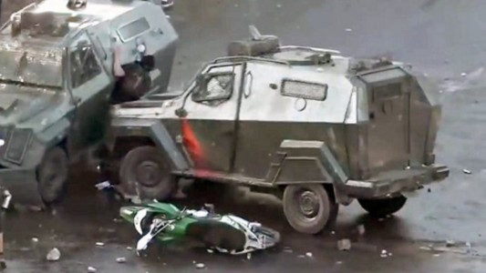 VIDEO: un tanque de carabineros en Chile aplastó a una chica en una manifestación