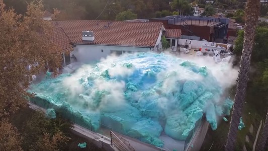 Video impactante: un volcán de espuma gigante explotó en el patio de una casa