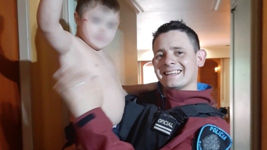 Policía héroe: atajó a un nene con Síndrome de Down que se cayó de un primer piso