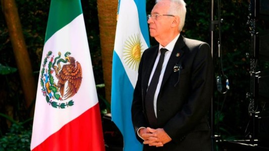 Antes de dejar el país, el exembajador de México en Argentina volvió a robar