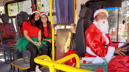 El espíritu de la Navidad viaja en un ómnibus de línea