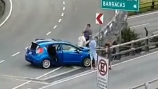 VIDEO: chocaron en la Autopista 25 de Mayo contra el guardarrail y descartaron un arma