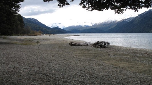 Bariloche: mapuches ocupan una playa y ya controlan 30 hectáreas