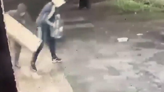 VIDEO: increíble: se robaron el dispenser de agua de una farmacia