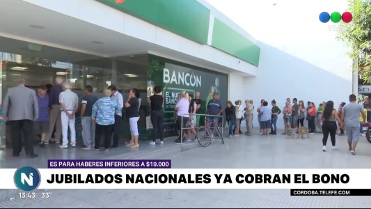 Largas colas de jubilados para cobrar el bono de 5000 pesos