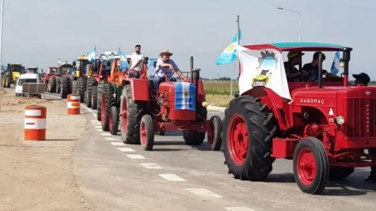 Unos 200 ruralistas protestaron contra las retenciones con un "tractorazo" en Rosario