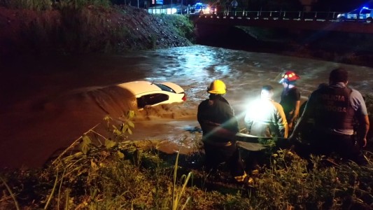 Mendiolaza: rescataron a un automovilista que se lo llevaba la corriente