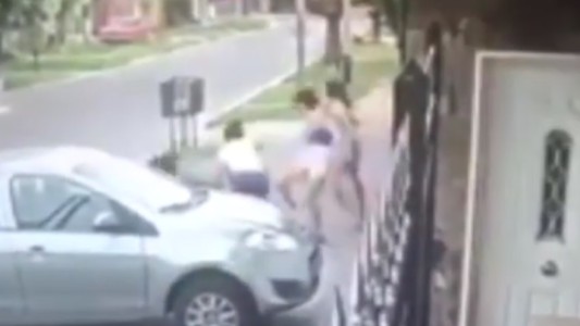 VIDEO: entró a robar a una casa de Los Hornos y tres mujeres le dieron una paliza