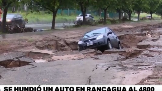 VIDEO: a un auto se lo tragó la tierra en el intenso temporal