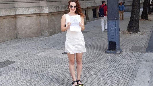 Denunció a un negocio por el acoso de sus empleados: debieron pagarle $100 mil