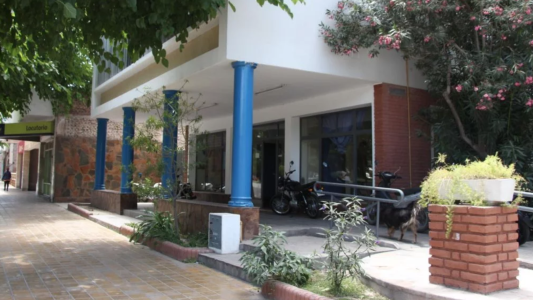 Encontraron a una beba caminando sola y descalza en la calle: sus tíos estaban borrachos