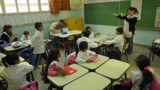 Ordenan indemnizar con medio millón de pesos a una docente que perdió su voz en el aula