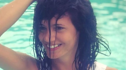 El divertido video de Griselda Siciliani: "Nadando en pelotas"