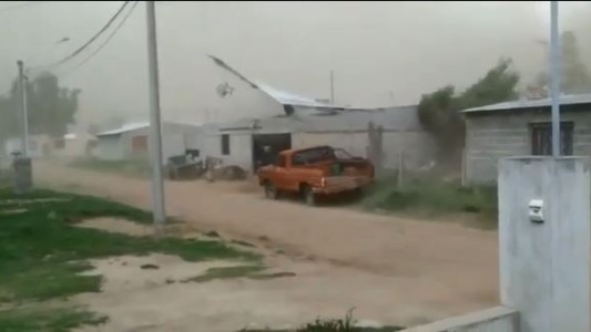 VIDEO | Viento y granizo en el sur cordobés: en segundos voló el techo de una casa