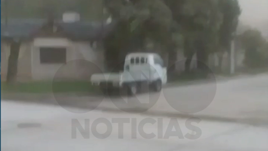 VIDEO: el viento arrastró a un utilitario en General Levalle