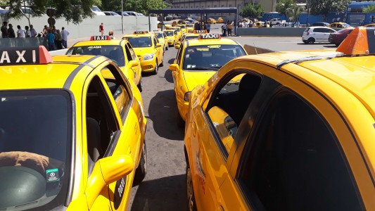 Peones de taxi levantaron el paro previsto para este jueves