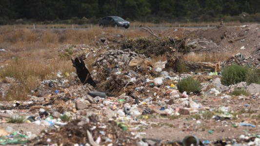 Violaron y enterraron vivo en un basural a un hombre que habría abusado de una joven