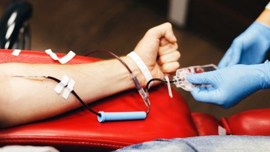 Le prohibieron donar sangre a un joven de 21 años por ser gay