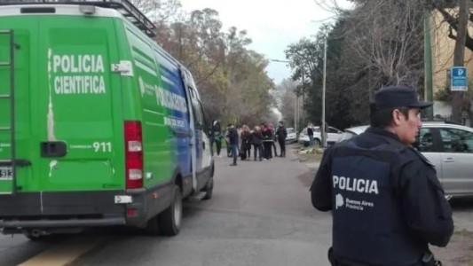Se despertó de la siesta y encontró a la esposa ahogada en la pileta de su casa