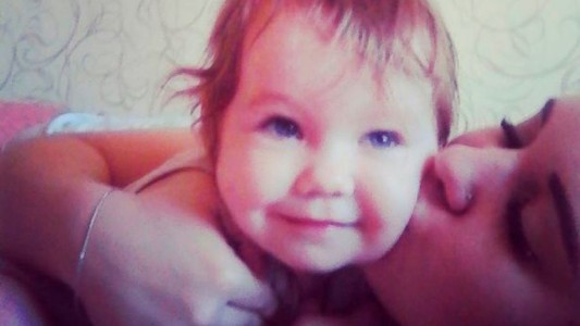 Una mujer dejó a su hija de tres años sola para irse una semana de fiesta: la nena murió