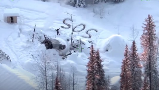 VIDEO: lo rescataron tras 20 días al ver el mensaje de auxilio que escribió en la nieve