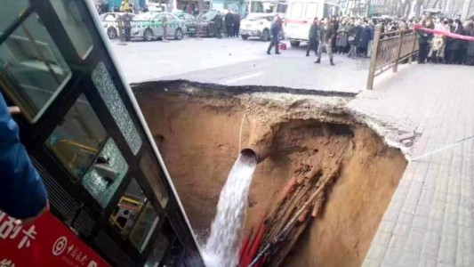 Se abrió un agujero en el asfalto y cayó un colectivo: 6 muertos y 10 desaparecidos