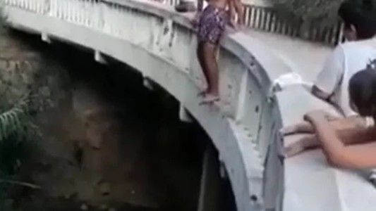 VIDEO: el peligroso salto de un joven a un arroyo que casi le cuesta la vida