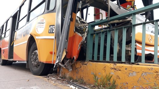 Impactante choque de un ómnibus en Avenida Sabattini: 15 pasajeros heridos