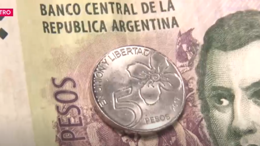 Los billetes de cinco pesos "queman en las manos"