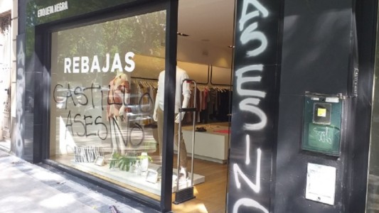 Repercusiones por el chancho de Punta del Este: escracharon un local de Etiqueta Negra