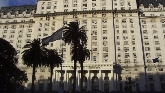 Tres cajas con materiales explosivos fueron halladas en un baño del Ministerio de Defensa