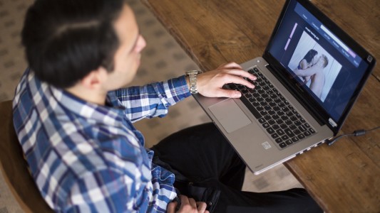 Hipoacúsico demandó a página pornográfica por no tener subtítulos