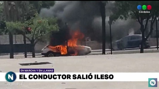 VIDEO: un auto en llamas y sin conductor circulando por las calles de Córdoba