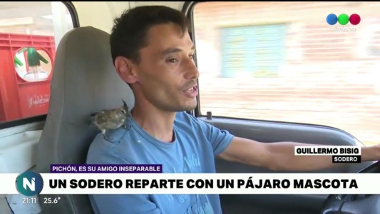 Insólito: con Cardenal al hombro, reparte soda por los barrios cordobeses