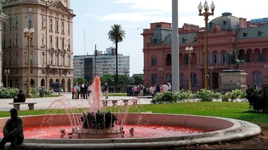 Tiñeron de rojo dos fuentes de Plaza de Mayo en homenaje a Nisman
