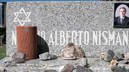 Familiares y la DAIA recordaron a Nisman en una ceremonia en el cementerio de La Tablada
