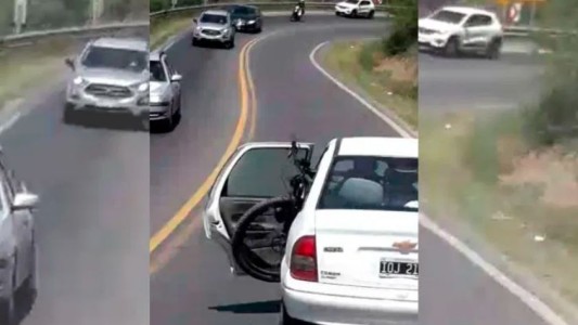 VIDEO: imprudencia al límite, manejaba con la puerta totalmente abierta en la ruta rumbo a Carlos Paz