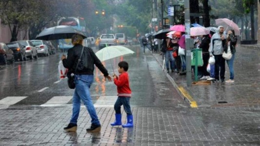 Martes con lluvias y tormentas: renovaron el alerta