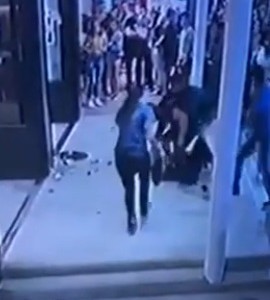 Pinamar: un turista molió a golpes a un mozo en medio de la calle