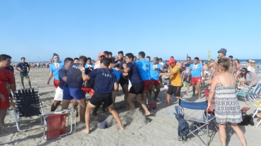 Rugby violento: dos equipos a las piñas en un seven en la playa