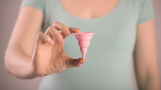 Le amputaron los pies y los dedos de la mano a una mujer por un shock tóxico causado por la copa menstrual